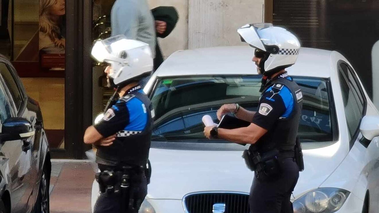 Efectivos de la Policía Local de León, durante una patrulla.