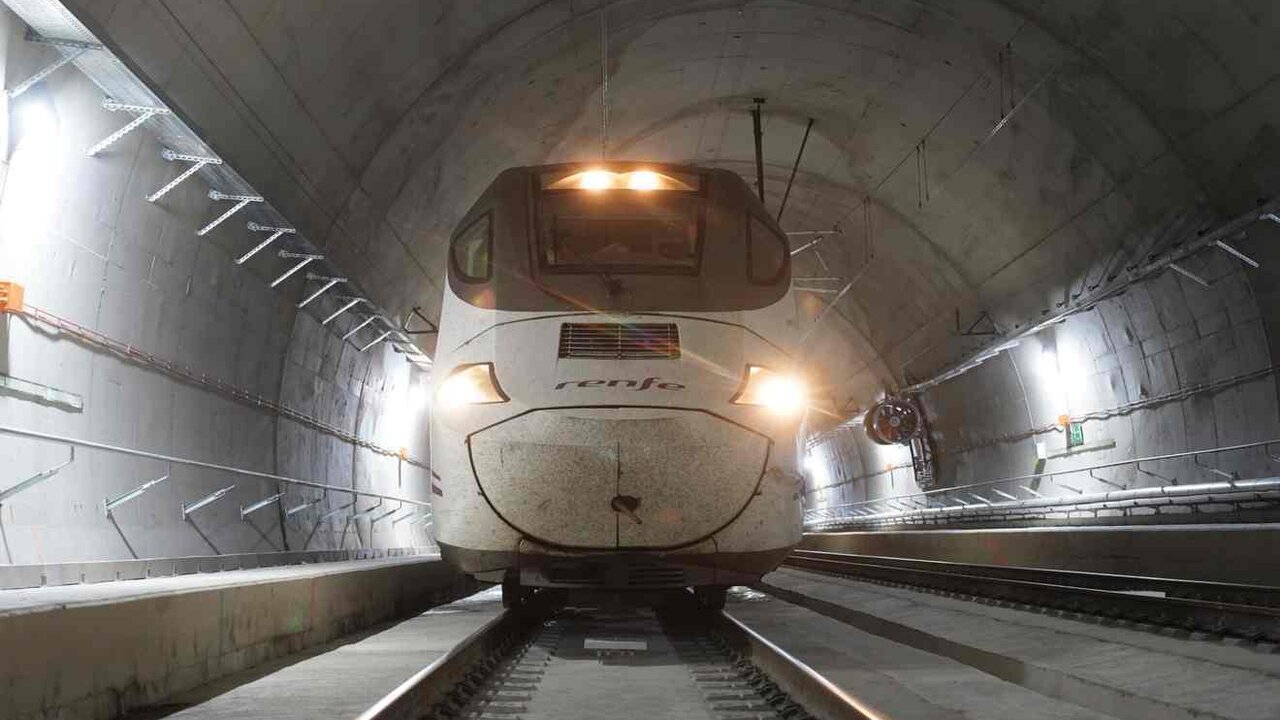 Imagen de un tren Alvia en el interior de la Variante, un tubo recubierto con láminas que permite recoger el agua de las filtraciones.