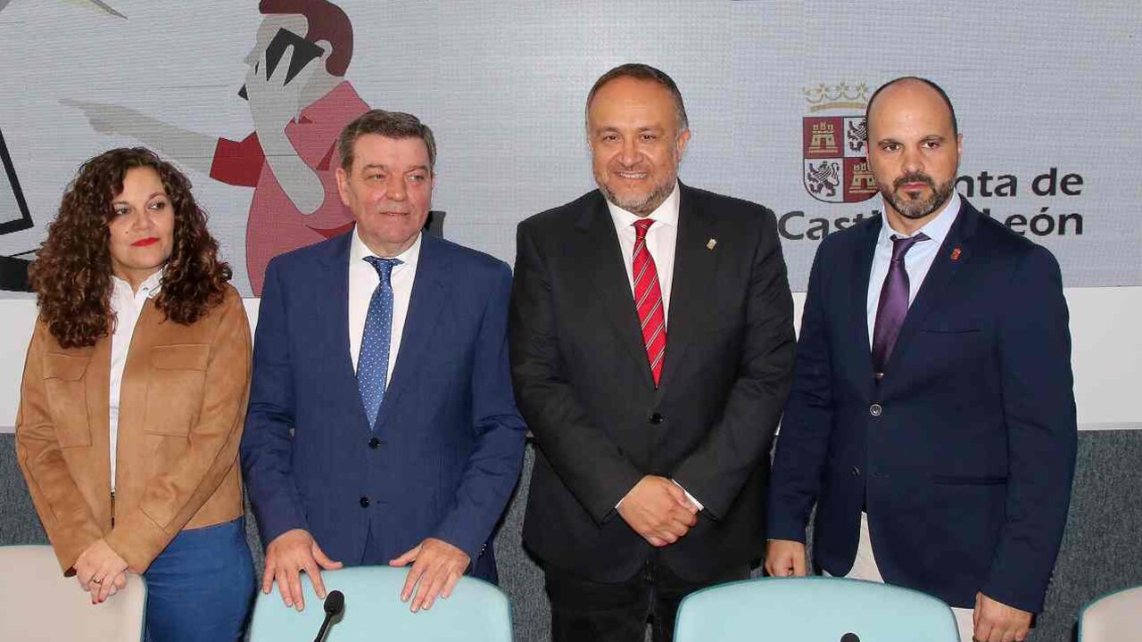 El presidente de la Diputación de León, Gerardo Álvarez Courel, y el consejero de Presidencia, Luis Miguel González Gago, presentan el convenio del plan de expansión rural del teléfono 012. Foto: Peio García