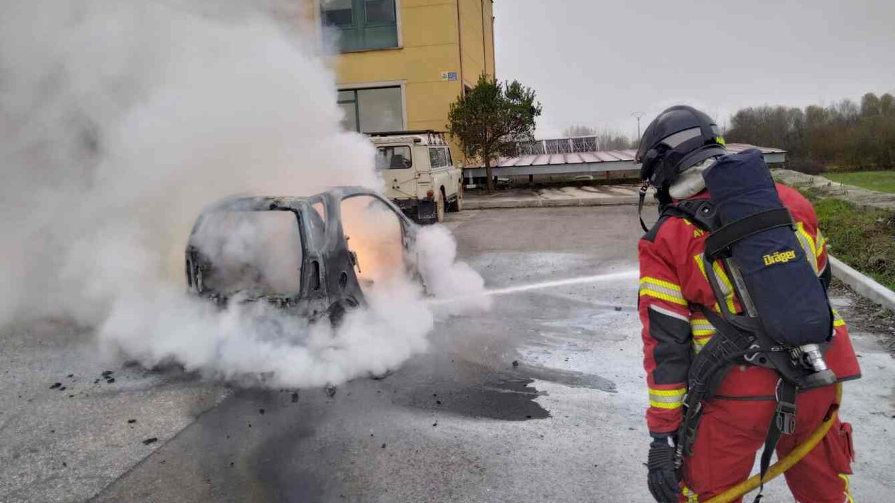 Los bomberos de Ponferrada sofocan el incendio de un coche en el parking del restaurante El Bayo.