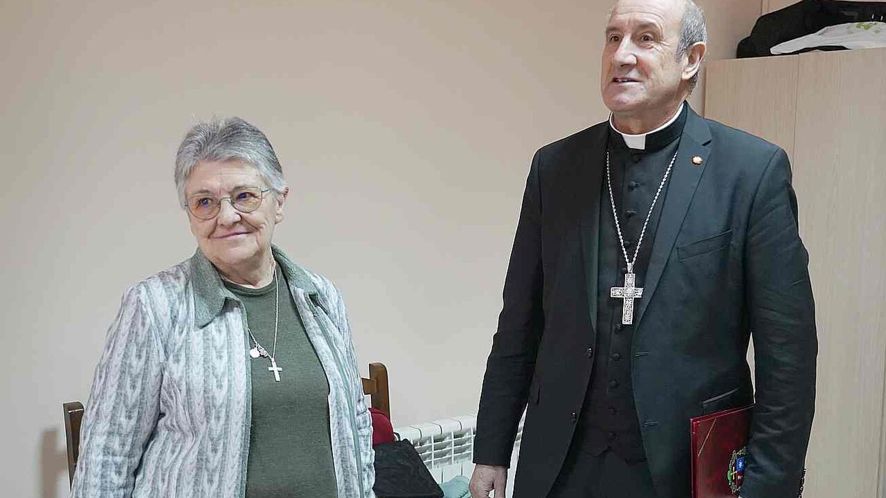 El obispo de Astorga, Jesús Fernández, junto a la directora de Cáritas Diocesana de Astorga, Inmaculada del Peso, durante la presentación de la campaña de Navidad 2024. Foto: César Sánchez