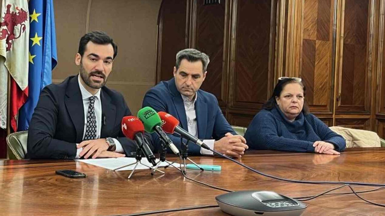 Representantes del PP municipal, durante la rueda de prensa de este martes.