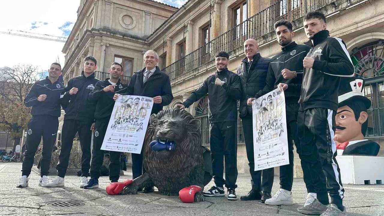 El alcalde de León, José Antonio Diez, recibe a Vicente y Antonio Barrul, y a púgiles del Club Fuerte y Constante, para presentar velada de boxeo 'La noche de las estrellas'.