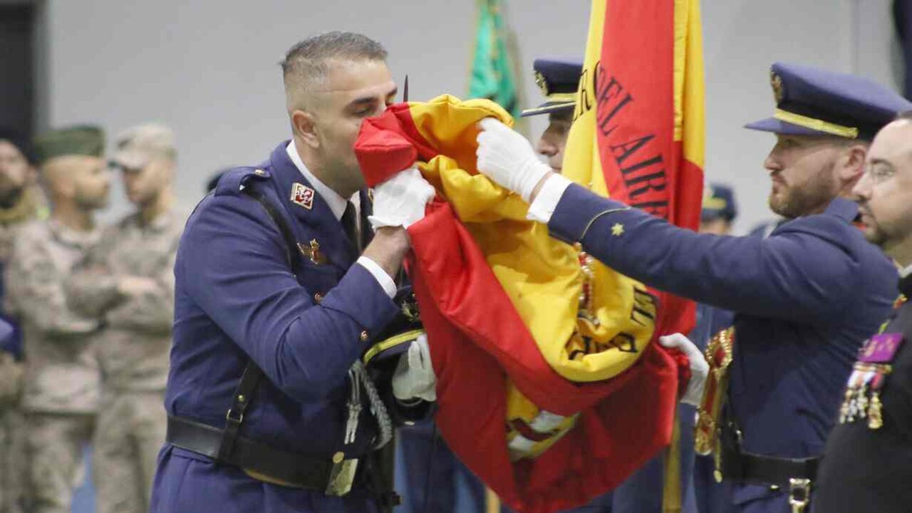 El coronel director de la Academia Básica del Aire y del Espacio de La Virgen del Camino preside los actos de la festividad de Nuestra Señora de Loreto, con la presencia del presidente de las Cortes Autonómicas, Carlos Pollán, el consejero de Medio Ambiente, Vivienda y Ordenación del Territorio, Juan Carlos Suárez-Quiñones; el subdelegado del Gobierno, Héctor Alaiz y el alcalde de León, José Antonio Diez. Foto: Peio García