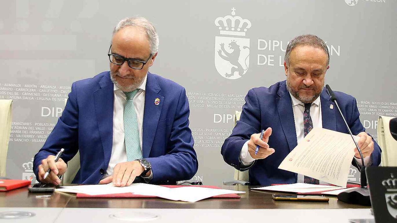 El presidente de la Diputación de León, Gerardo Álvarez Courel, y el presidente del Consejo Comarcal del Bierzo, Olegario Ramón, firman el convenio para la financiación del Servicio de Asistencia a Municipios. Foto: César Sánchez