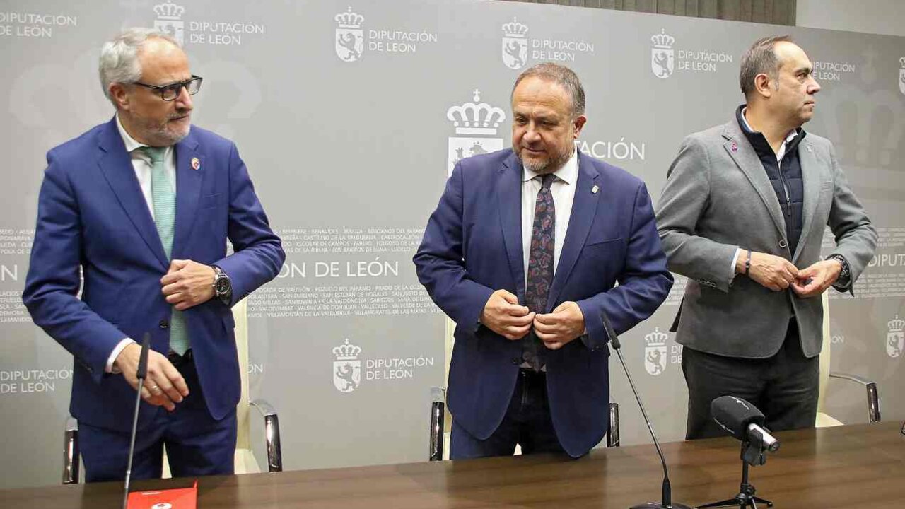 El presidente de la Diputación de León, Gerardo Álvarez Courel, y el presidente del Consejo Comarcal del Bierzo, Olegario Ramón, firman el convenio para la financiación del Servicio de Asistencia a Municipios.