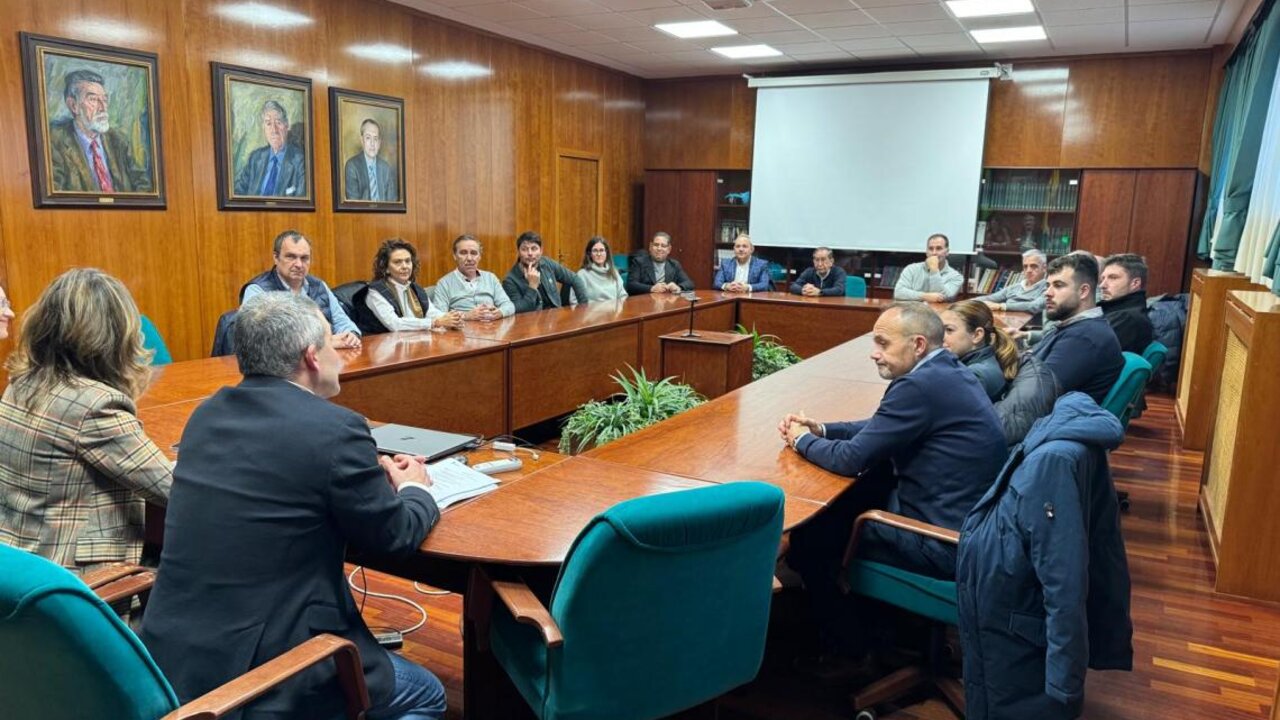 La rectora de la Universidad de León, Nuria González, junto con el vicerrector de Estudiantes, Cultura y Deportes, Diego Soto, ha recibido a los presidentes y representantes de los diez clubes deportivos federados con los que mantiene un convenio de colaboración.