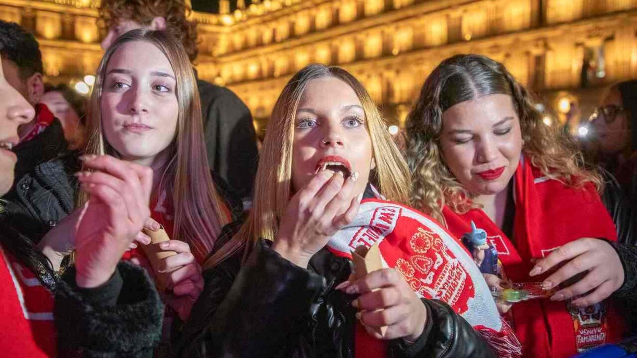 Miles de universitarios llegados de toda España y otros países adelantaron este jueves en la Plaza Mayor de Salamanca una dulce y, sobre todo, festiva despedida del año 2024, cuando aún restan 19 días para su conclusión.  Foto: Susana Martín