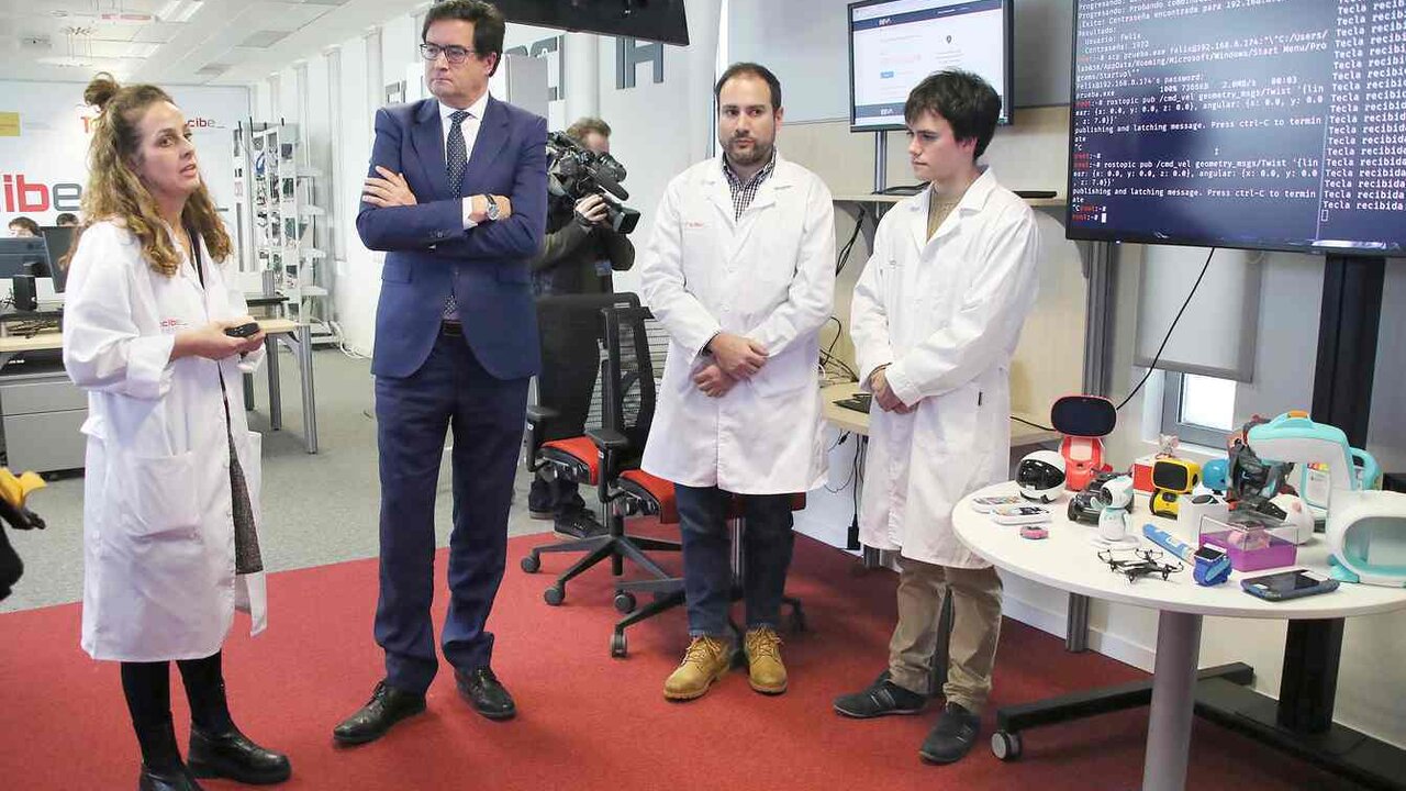 El ministro de Transformación Digital y Función Pública, Óscar López, y el secretario de Estado de Telecomunicaciones, Infraestructuras Digitales y Seguridad Digital, Antonio Hernando, con el delegado del Gobierno, Nicanor Sen, el alcalde José Antonio Díez y el presidente de la Diputación, Gerardo Álvarez. Foto: Peio García