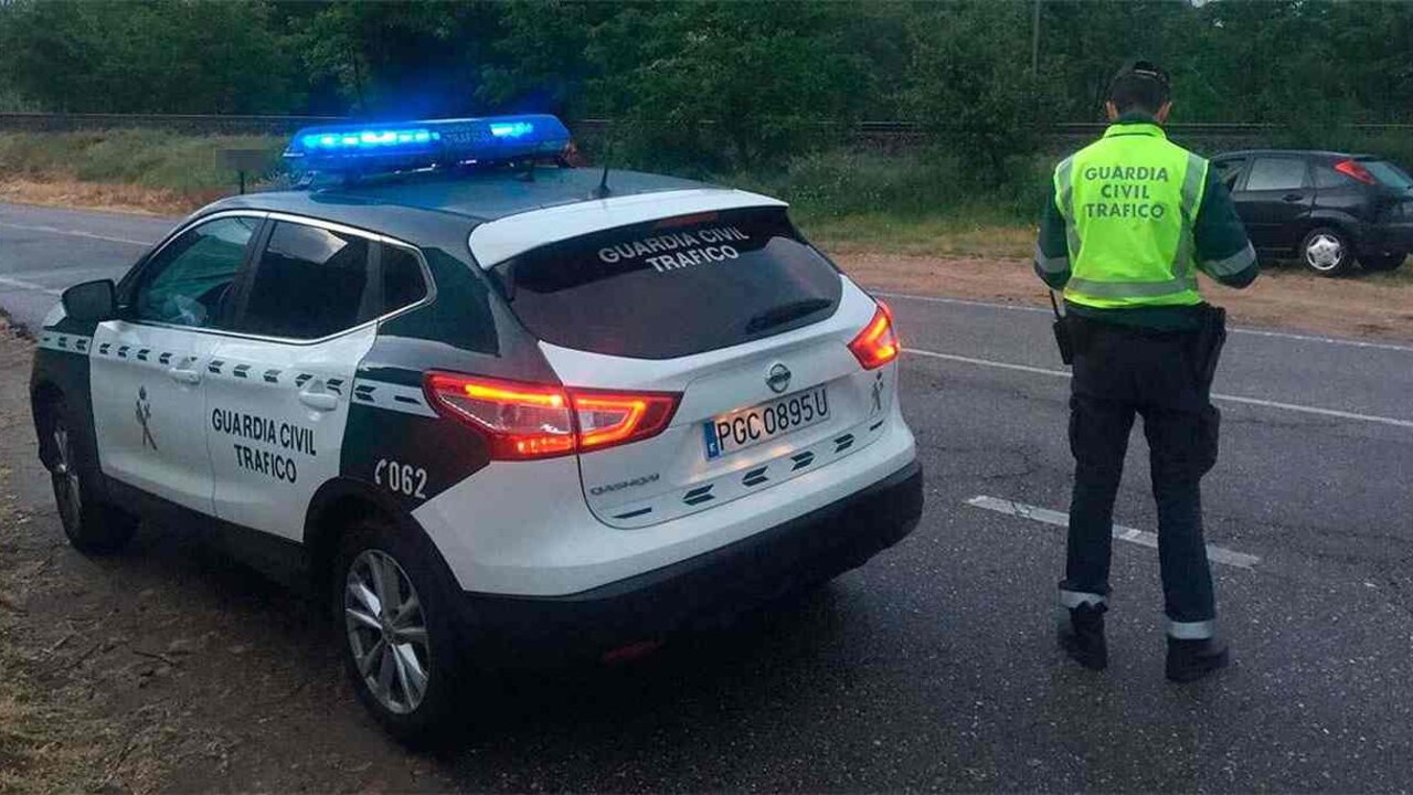 Efectivos de la Guardia Civil de Tráfico tuvieron que intervenir para detener al hombre.