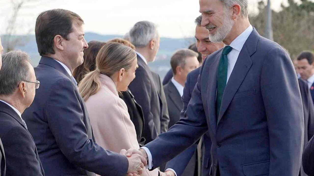 SM el Rey saluda al presidente de la Junta de Castilla y León, Alfonso Fernández Mañueco en la XXVII Conferencia de Presidentes.