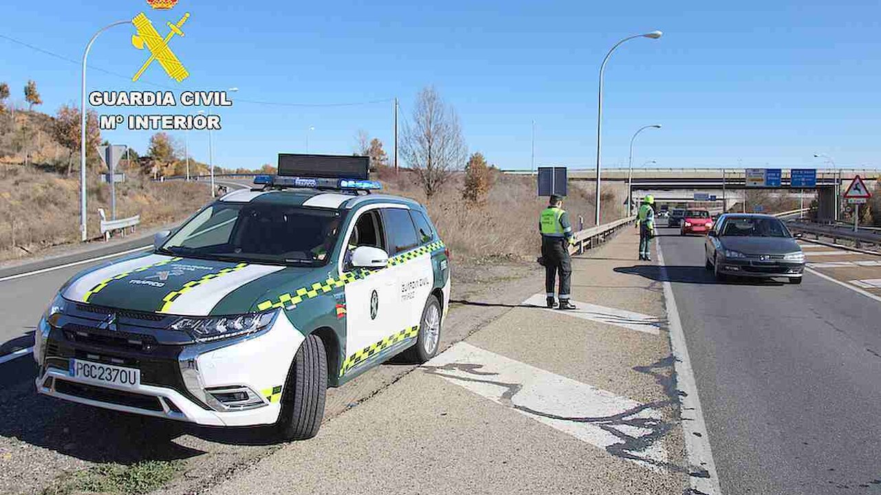 Efectivos de la Guardia Civil de Tráfico, durante un control rutinario.