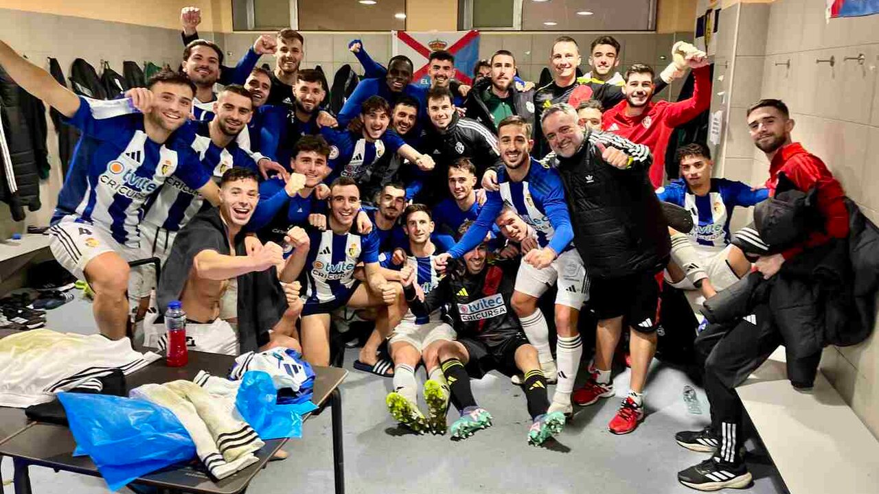 Los jugadores de la Ponferradina celebra la victoria en el vestuario.