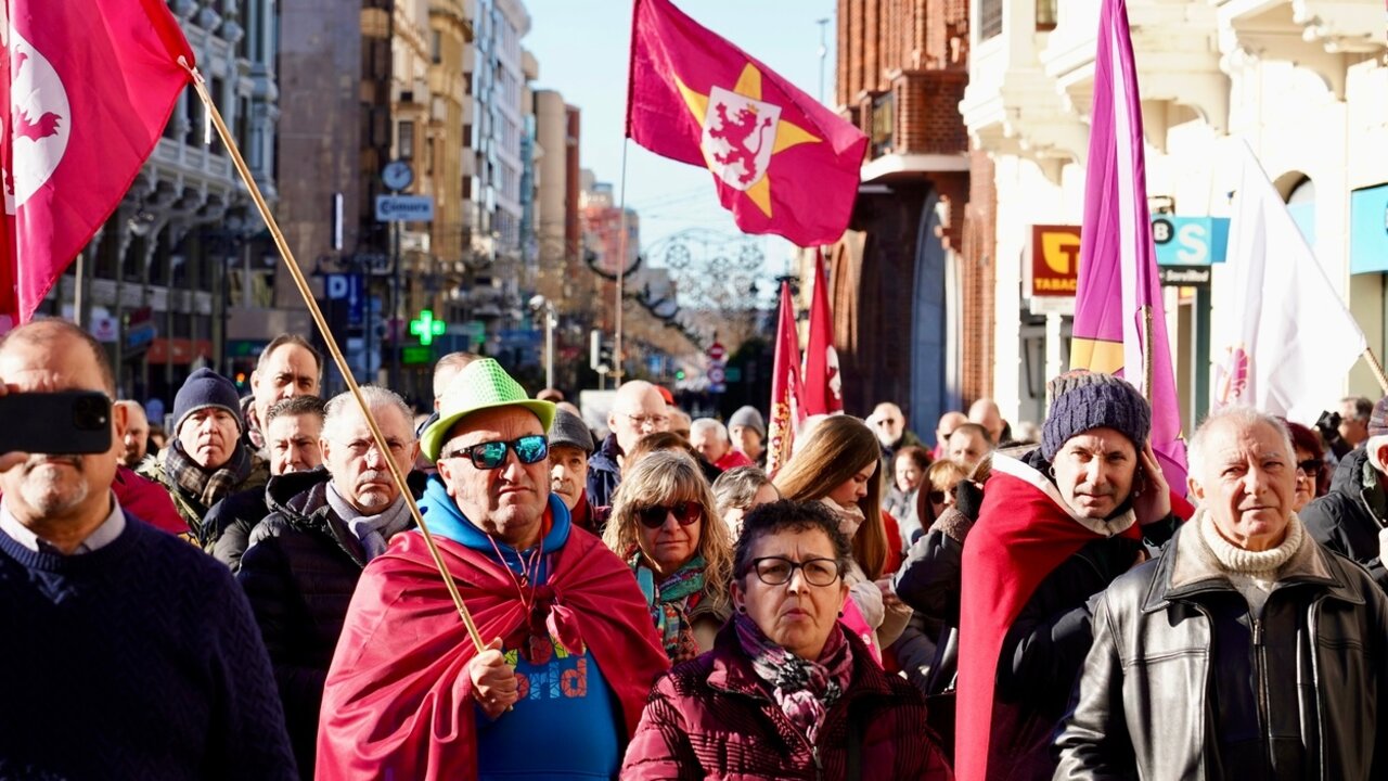 Un instante de la concentración leonesista desarrollada este domingo y en la que ha participado, entre otras autoridades, el alcalde de León. Foto: Campillo