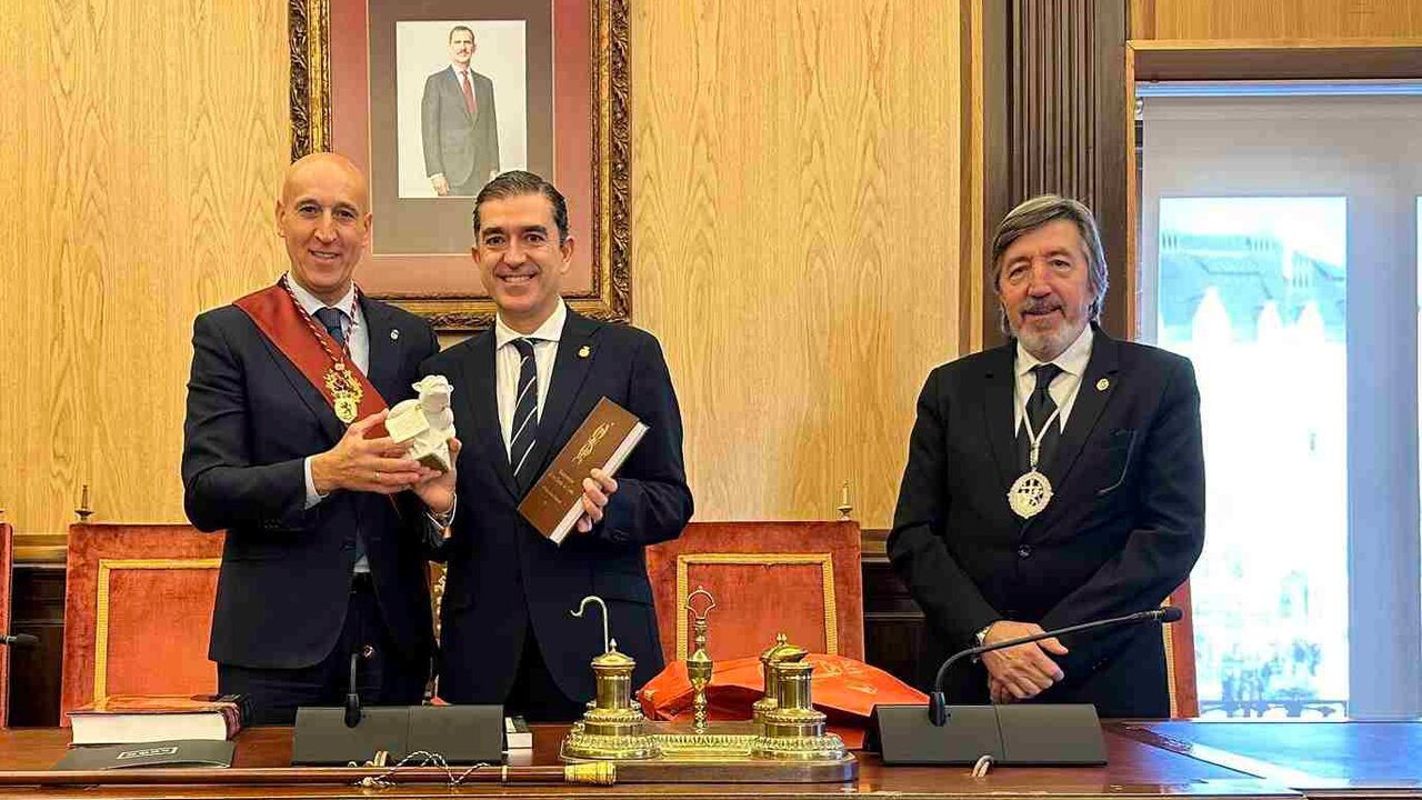 El alcalde de León preside la recepción institucional al regidor de Baeza, en la que también estuvieron presentes miembros de la Cofradía del Pendón de San Isidoro.