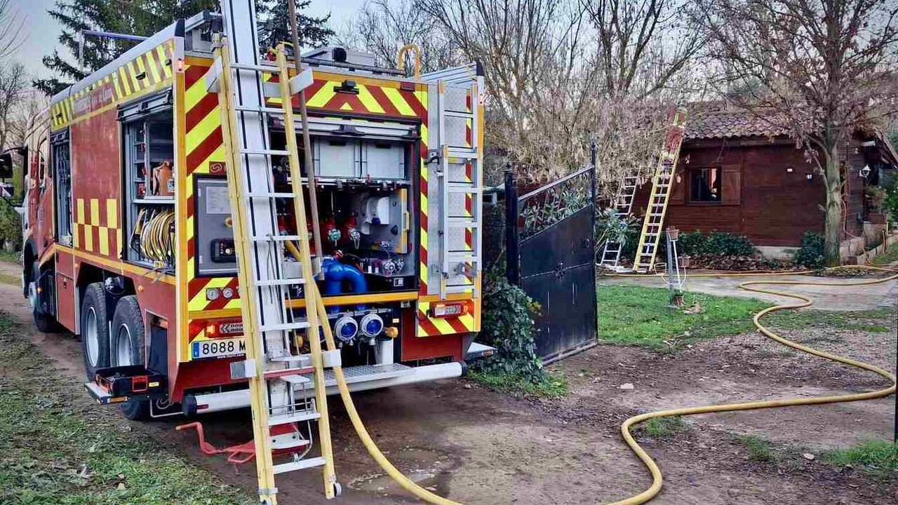 Bomberos de León en el lugar del incendio, una vivienda de madera que finalmente sufrió pocos daños.