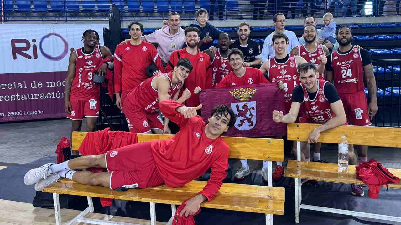 La plantilla de la Cultural Baloncesto celebra la victoria en la última jornada.