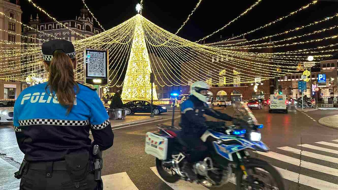 Efectivos de la Policía Local de León, durante una patrulla.