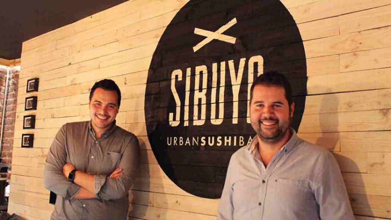 Responsables de Sibuya, con el logo de su franquicia.