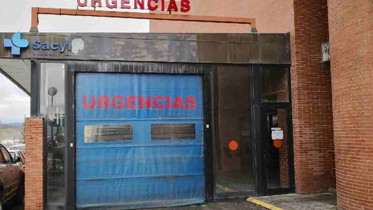 Imagen del acceso a Urgencias en el Hospital del Bierzo.