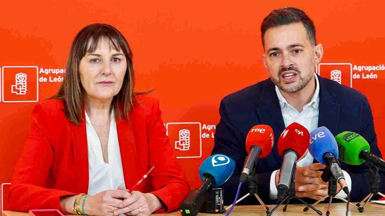 El procurador del Partido Socialista por León en las Cortes de Castilla y León, Diego Moreno, presenta una moción relativa a la política general en materia de patrimonio lingüístico de Castilla y León. Foto: Campillo