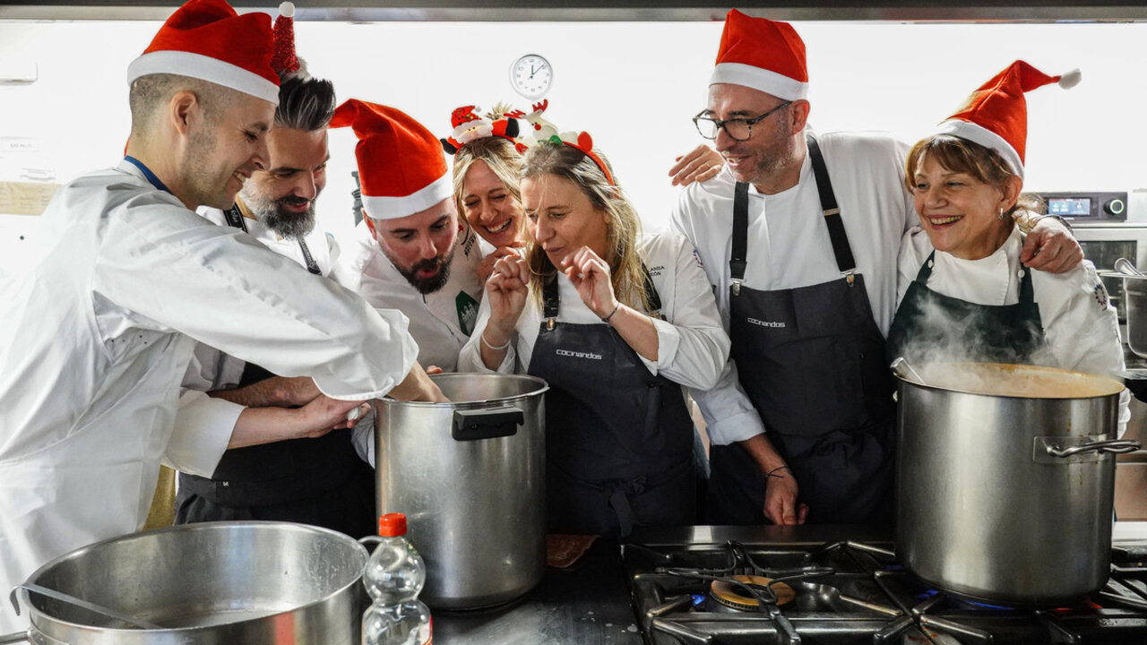 Nueve cocineros de Euro-Toques León elaboran un menú solidario para los usuarios del Comedor Social de la Asociación Leonesa de Caridad, donde el alcalde de León, José Antonio Diez, asiste al reparto. Foto: Campillo