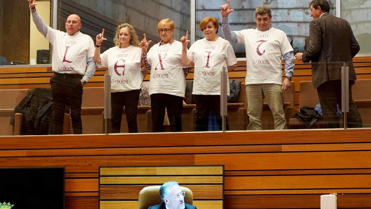 Cinco personas de Conceyu País Llionés que portaban en sus camisetas cada una de las letras de la palabra ‘Lexit’ son desalojadas del pleno.