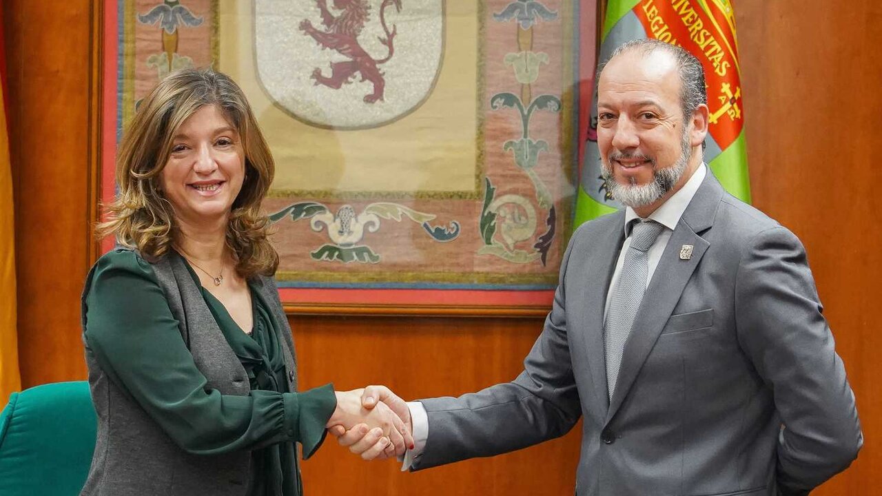 La rectora de la Universidad de León, Nuria González, y el presidente de la Asociación de Sumilleres de León, Adolfo Benítez, suscriben un convenio de colaboración que permitirá la puesta en marcha de la primera microcedencial en Sumillería de Castilla y León. Foto: Campillo