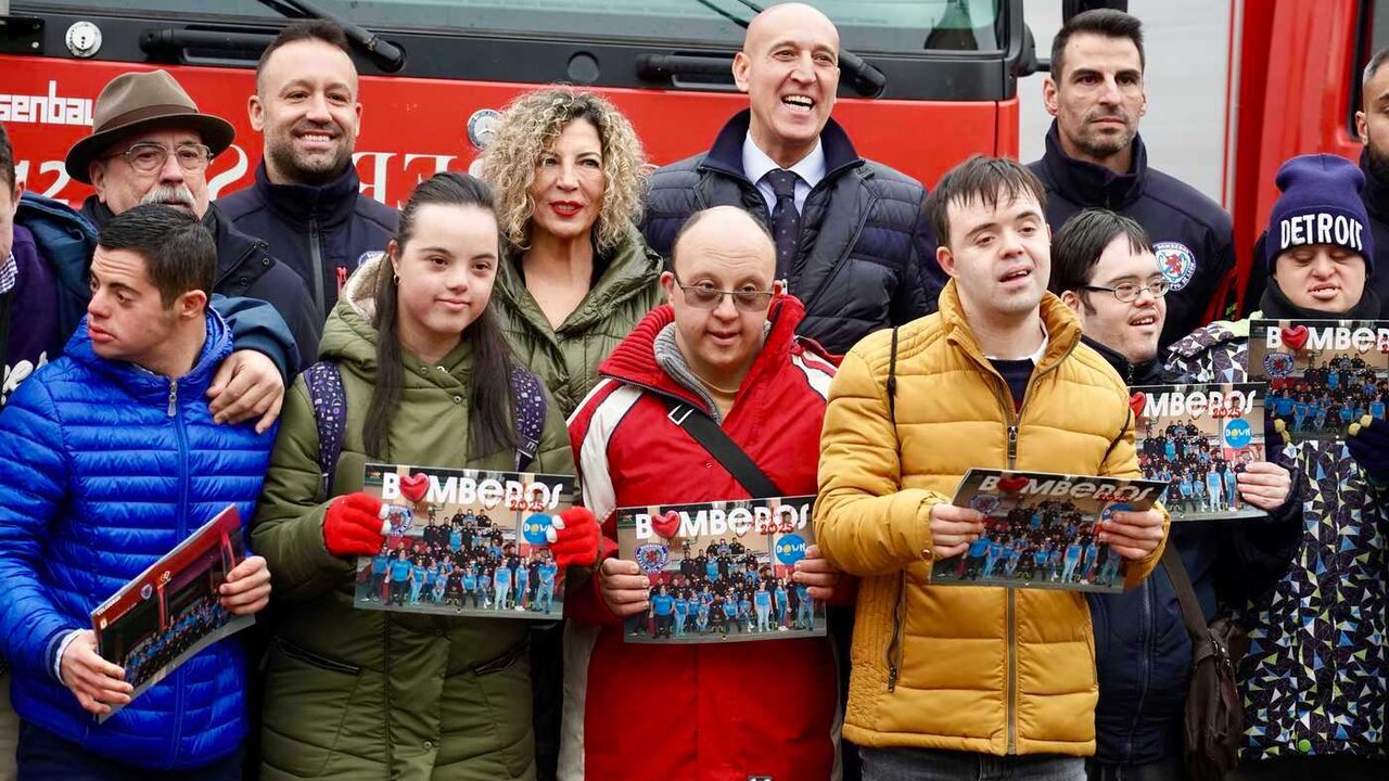 El alcalde de León, José Antonio Diez, presenta el calendario solidario de los Bomberos del Ayuntamiento de León junto al concejal del Área, Álvaro Pola. Foto: Campillo