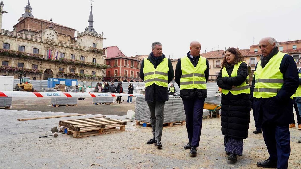 El Ayuntamiento de León prevé que las obras de rehabilitación de la Plaza Mayor de la ciudad concluyan a principios del verano del próximo año, tras iniciarse en el mes de octubre con una inversión de 1,9 millones de euros de licitación. Foto: Campillo