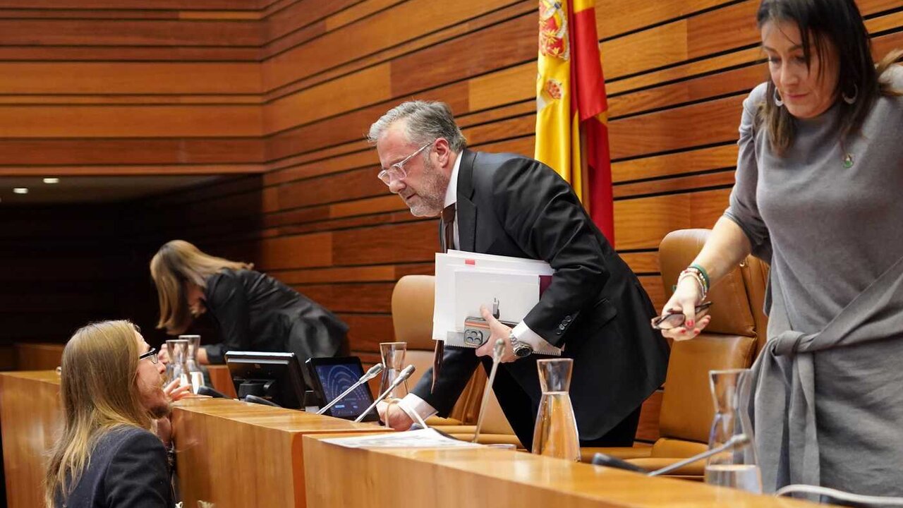 El portavoz de Podemos Pablo Fernández conversa con el presidente de las Cortes Carlos Pollán tras la votación referida a la designación de una terna para cubrir una plaza de magistrado en el Pleno de las Cortes.