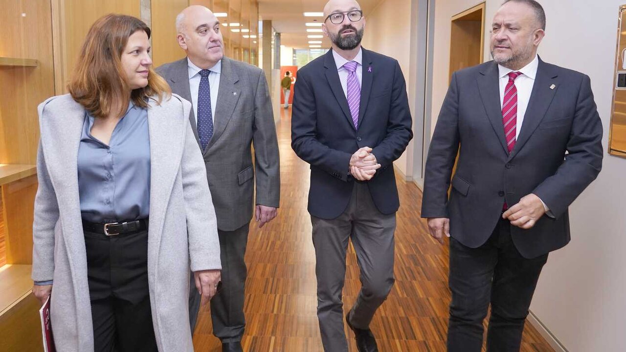 La directora general de la Fundación Ciudad de la Energía, Yasodhara López, junto al director de I+D+i de Ciuden, Javier Quiñones (2I), el subdelegado del Gobierno, Héctor Alaiz (2D), y el presidente de la Diputación de León, Gerardo Álvarez Courel (D), durante la presentación de los resultados del primer año de trabajo de la oficina de transformación comunitaria, TransenerCyl Ciuden. Foto: César Sánchez