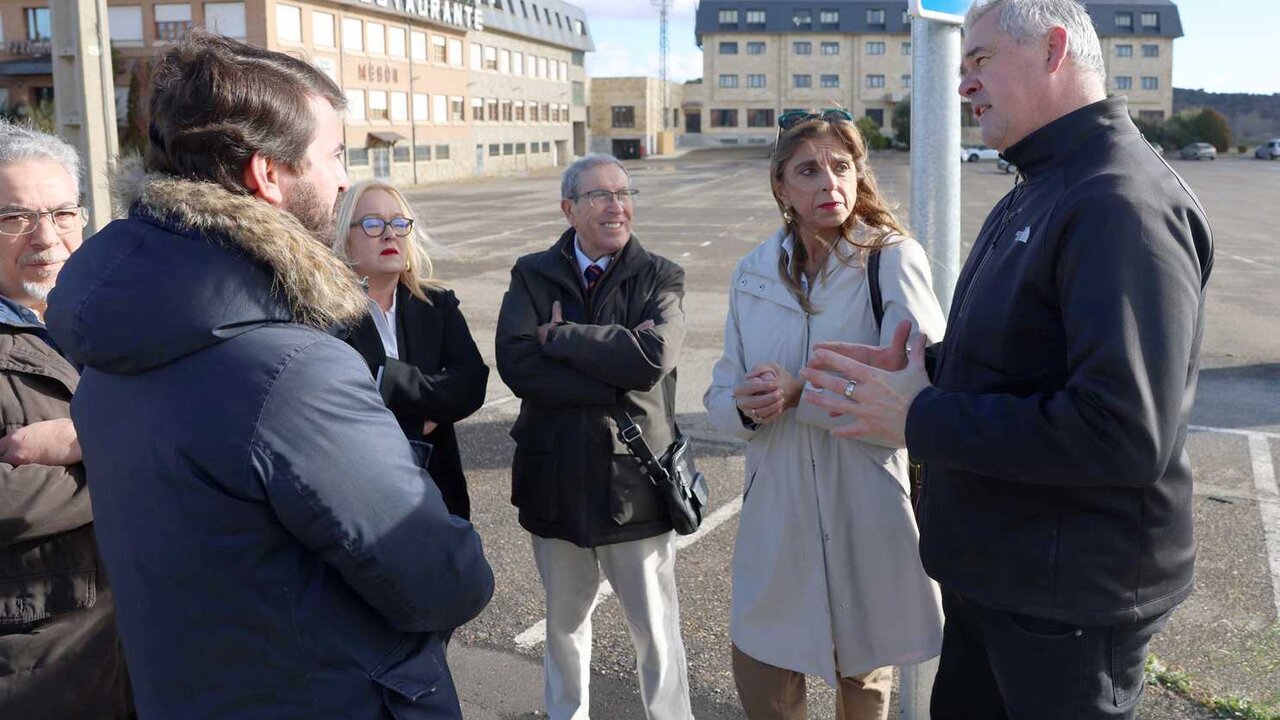 El portavoz en las Cortes de Vox, Juan García-Gallardo, denuncia el traslado de inmigrantes ilegales de un punto a otro del país a través de taxis privados.