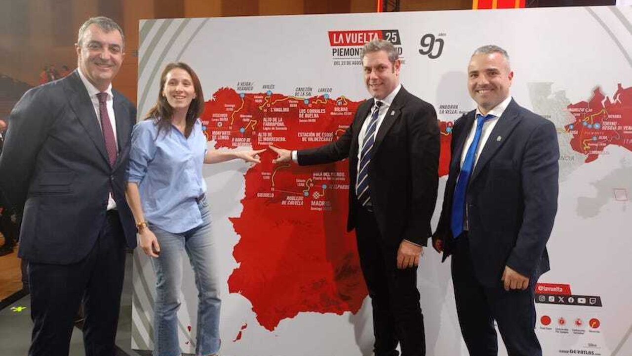 Eva González, Iván Alonso y David Pacios, con el director general de Unipublic en la presentación de La Vuelta 25.