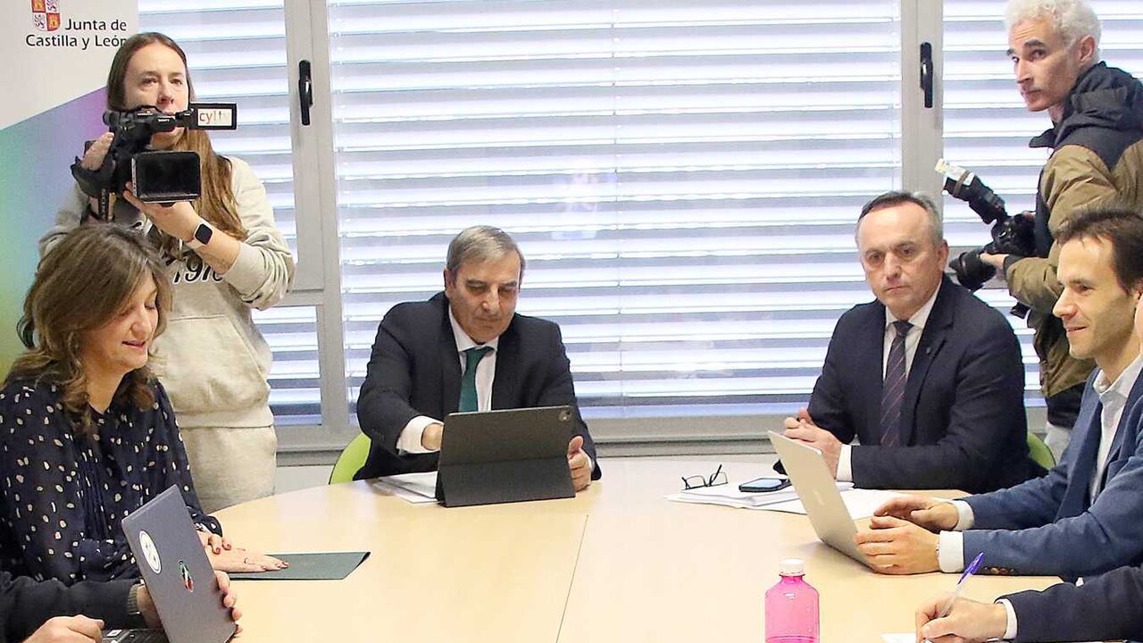 El consejero de Movilidad y Transformación Digital, José Luis Sanz Merino, participa en la reunión del Patronato del Centro de Supercomputación de Castilla y León, Scayle, con presencia de la rectora de la Universidad de León. Foto: Peio García