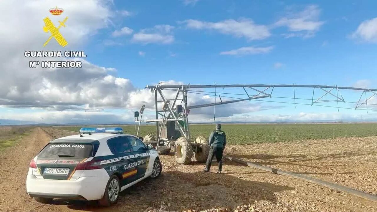 La Guardia Civil en una inspección de material agrícola en una imagen de archivo.