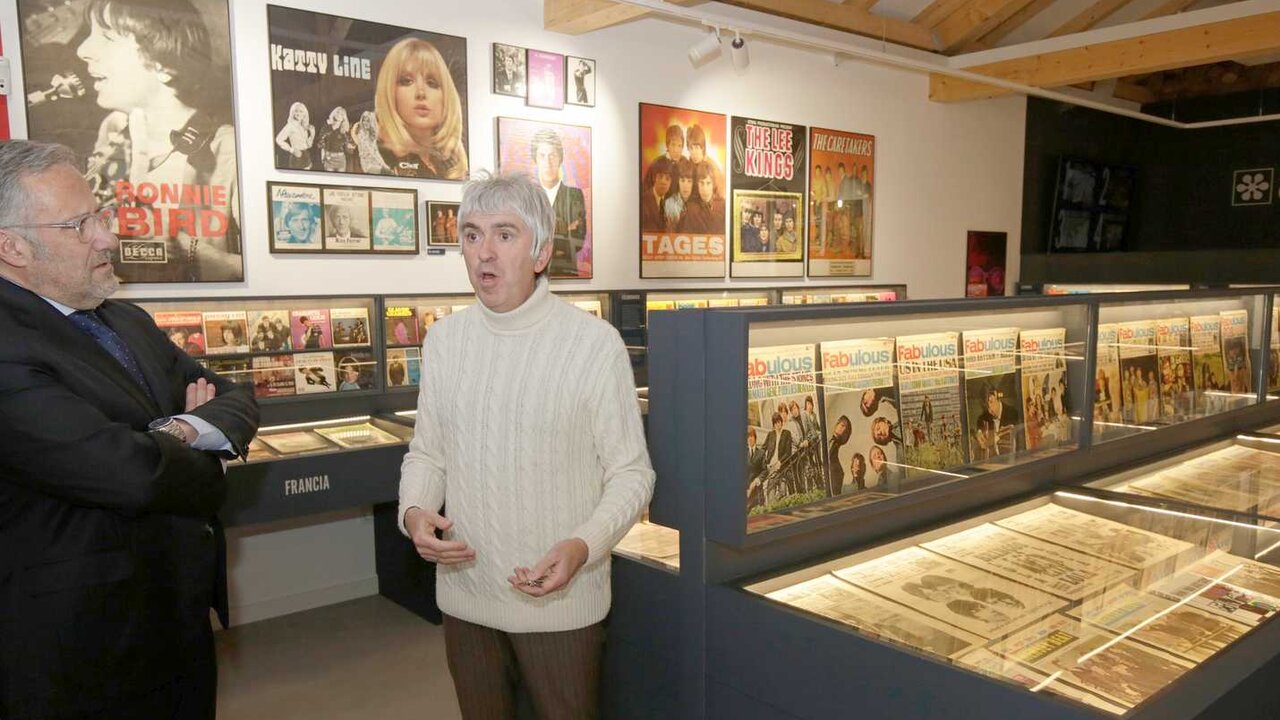 El presidente de las Cortes, Carlos Pollán, visita el Archivo Gráfico de la Era Pop en la Fundación Club 45 de Santa Colomba de Somoza.