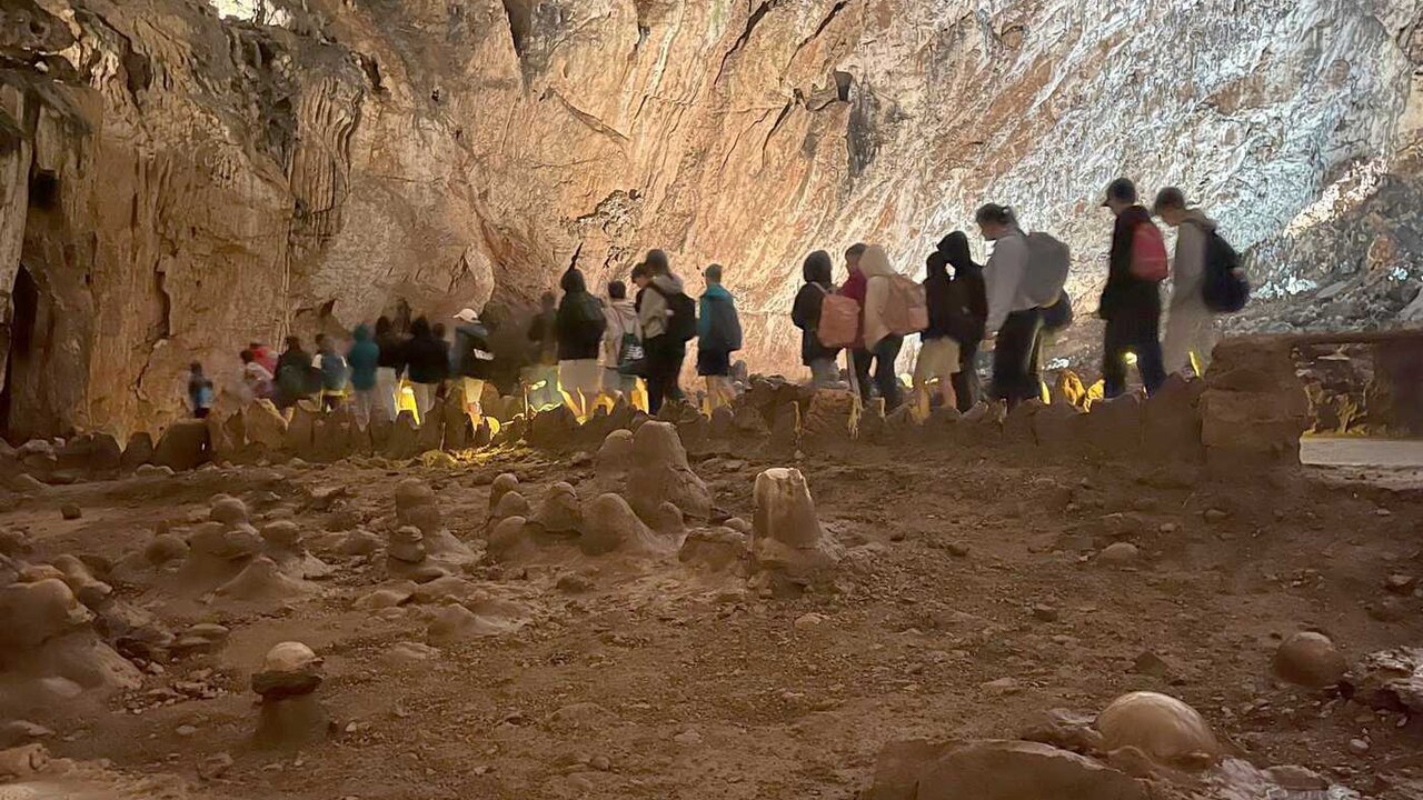 Turistas en la Cueva de Valporquero.