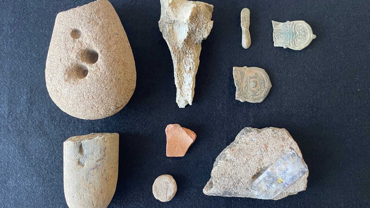 Piezas arqueológicas encontradas en Priaranza del Bierzo.