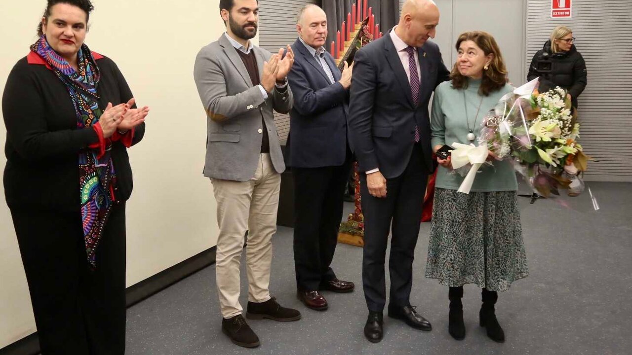 El Ayuntamiento de León ha homenajeado a los trabajadores que este año han dejado de formar parte de la plantilla municipal porque han cesado su actividad. Un acto que ha sido presidido por el alcalde de León, José Antonio Diez.