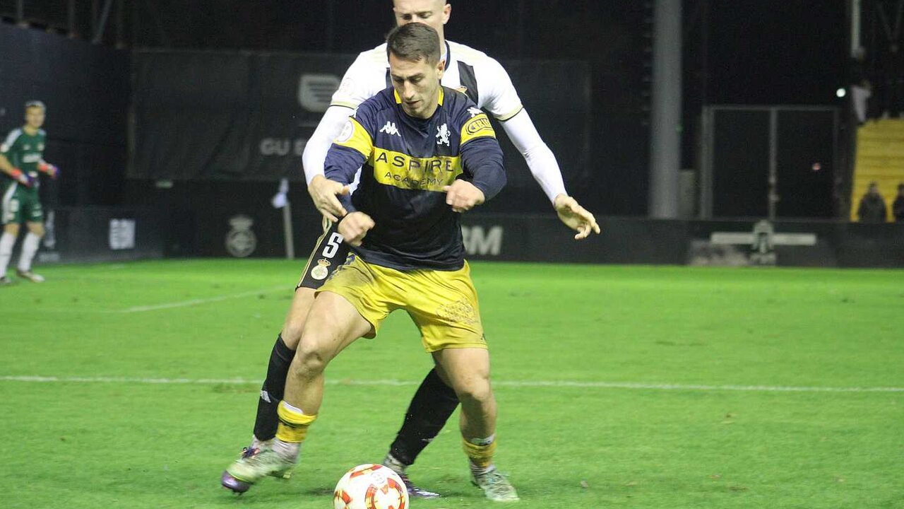 Un gol de Manu Justo bajo la lluvia permite al equipo de Llona mantener su ventaja en lo alto de la clasificación y cerrar del mejor modo el año deportivo.