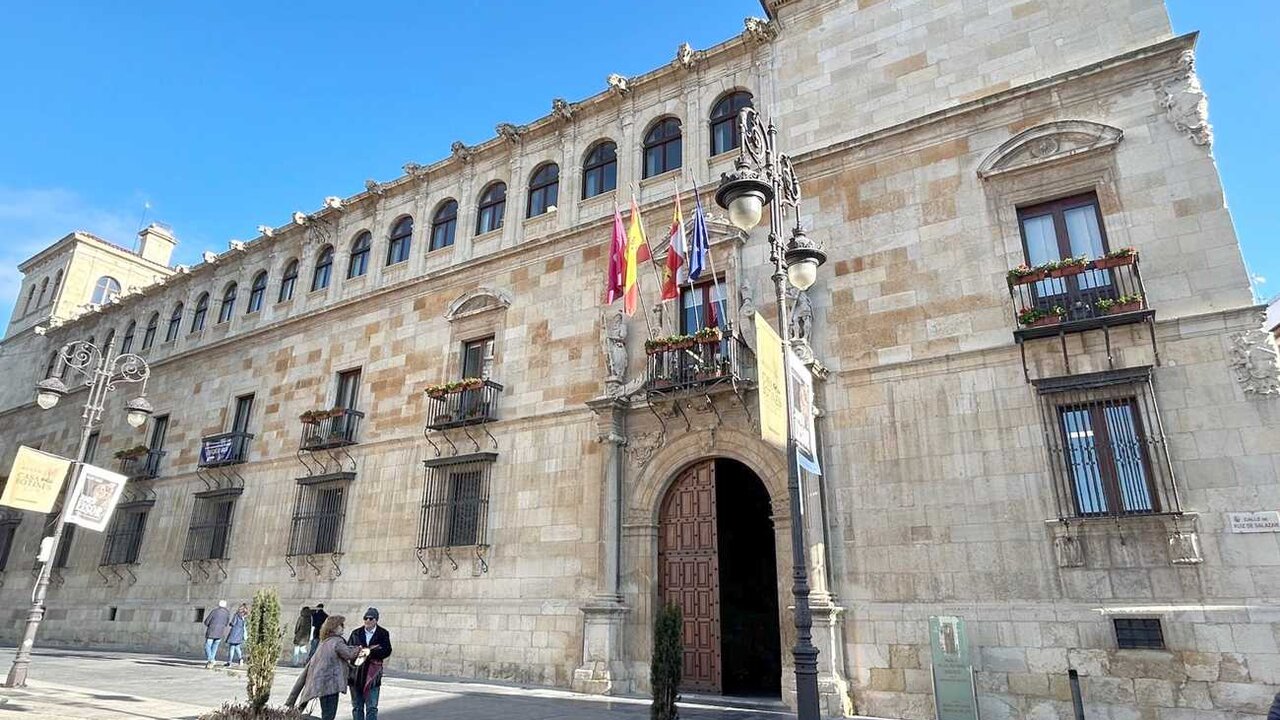 Imagen de la fachada principal de la Diputación de León.