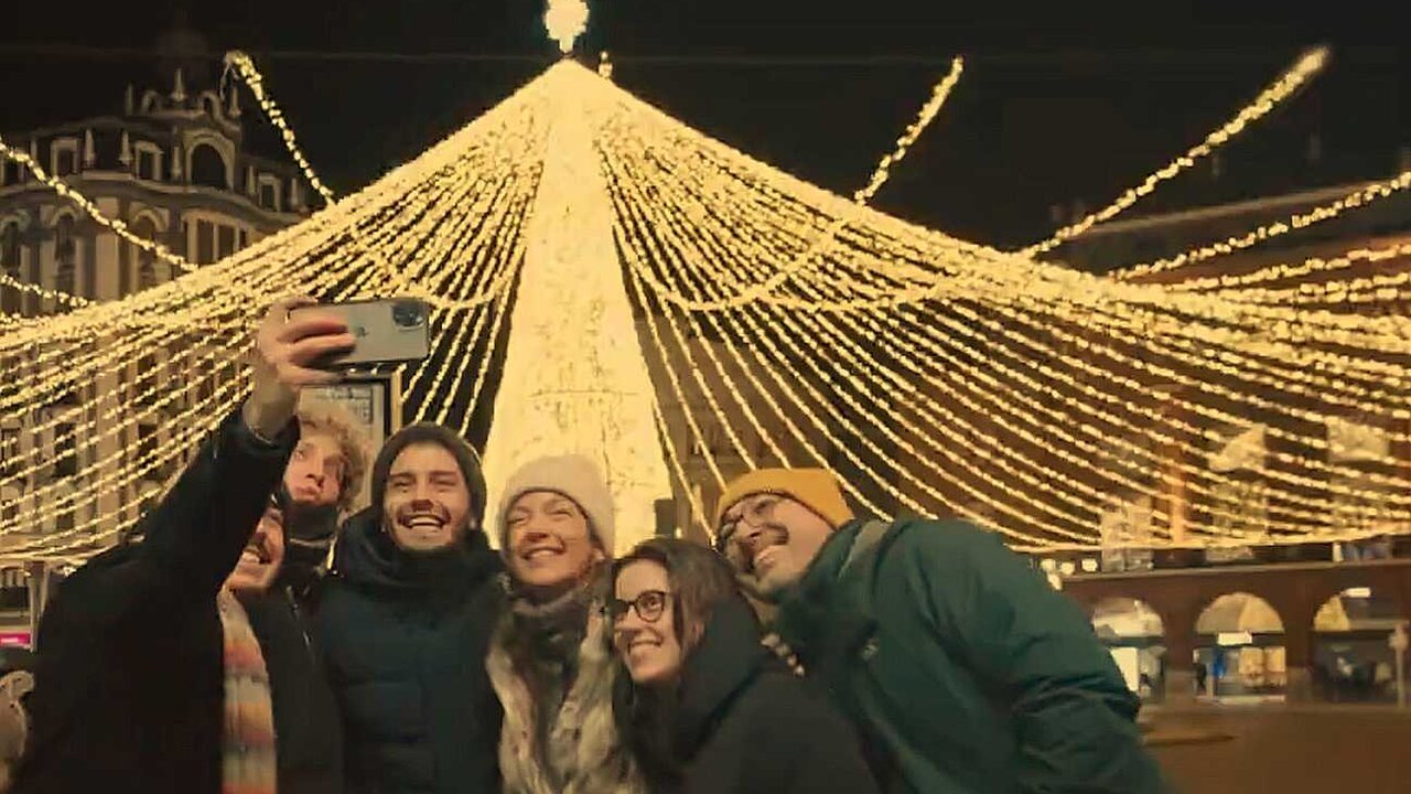 El Ayuntamiento de León publicó este lunes la felicitación de Navidad institucional en la que la propia ciudad es la protagonista bajo el lema ‘Tu sonrisa es el mejor regalo’.