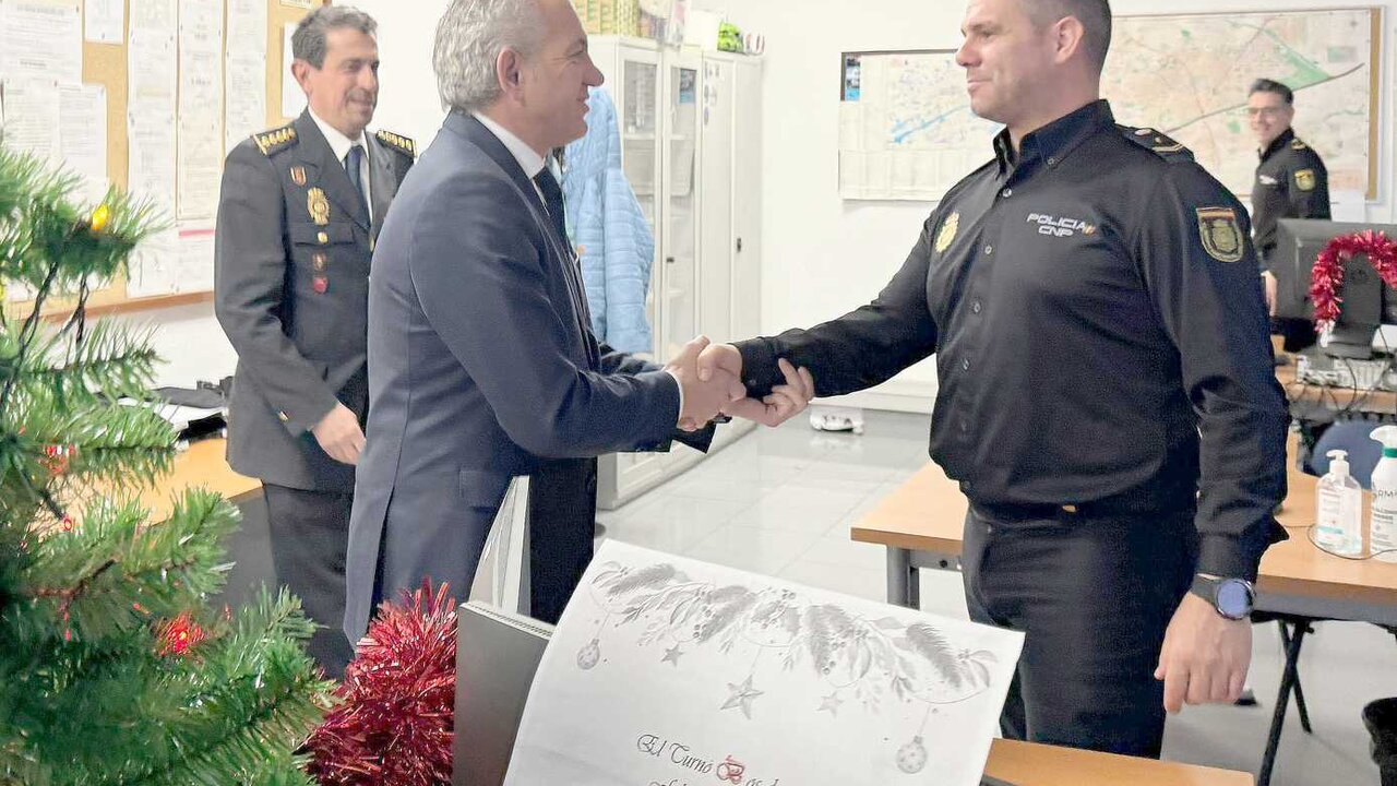 El delegado del Gobierno Nicanor Sen, visita a la Policía Nacional y la Guardia Civil para felicitar las fiestas y agradecer que "velen por la seguridad" durante la Navidad.