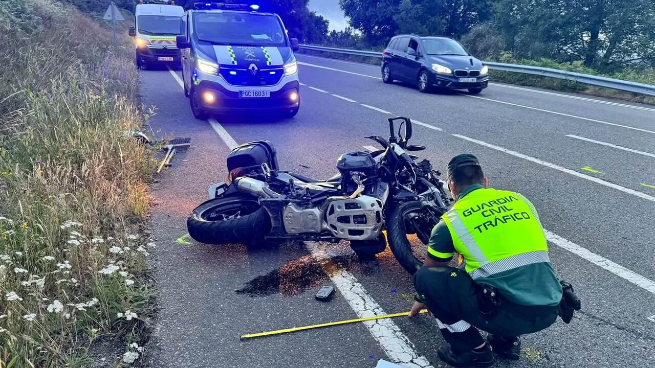 Imagen de un accidente de modo en el que su conductor perdió la vida tras impactar con el asfalto.