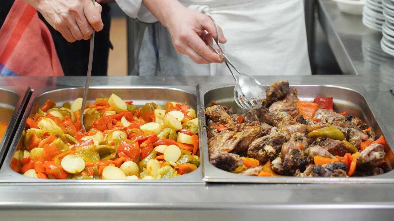 El Servicio del Comedor Social de la Asociación Leonesa de Caridad, Asleca, se prepara para celebrar estas fechas señaladas, en la que servirá varias centenas de menús especiales. En la imagen, uno de los menús servidos en sus instalaciones.