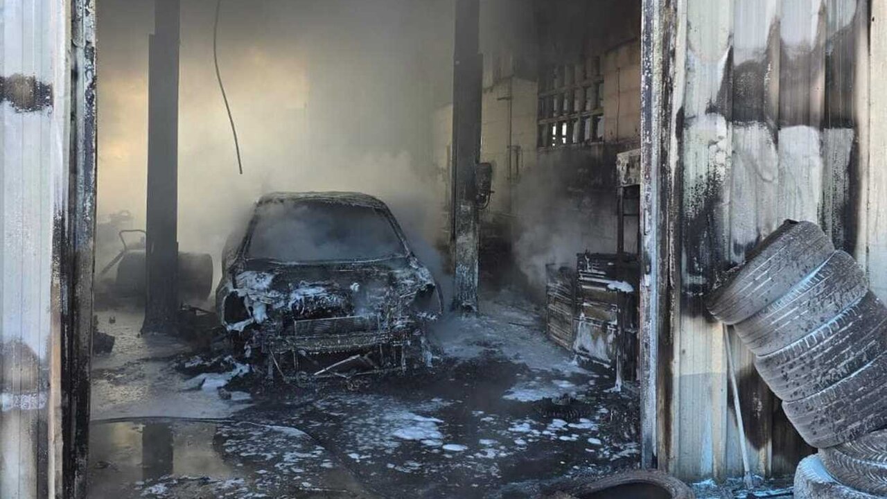 Imagen del taller en el que tuvo lugar el incendio. Foto: Bomberos Ponferrada