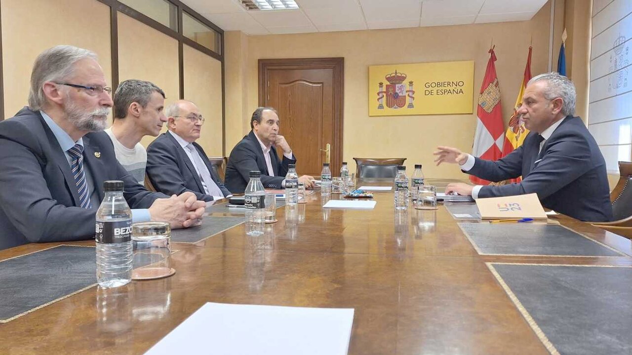 Representantes de diversos colectivos que impulsan la Agencia Estatal de Salud Pública durante su reunión con el delegado del Gobierno, Nicanor Sen.