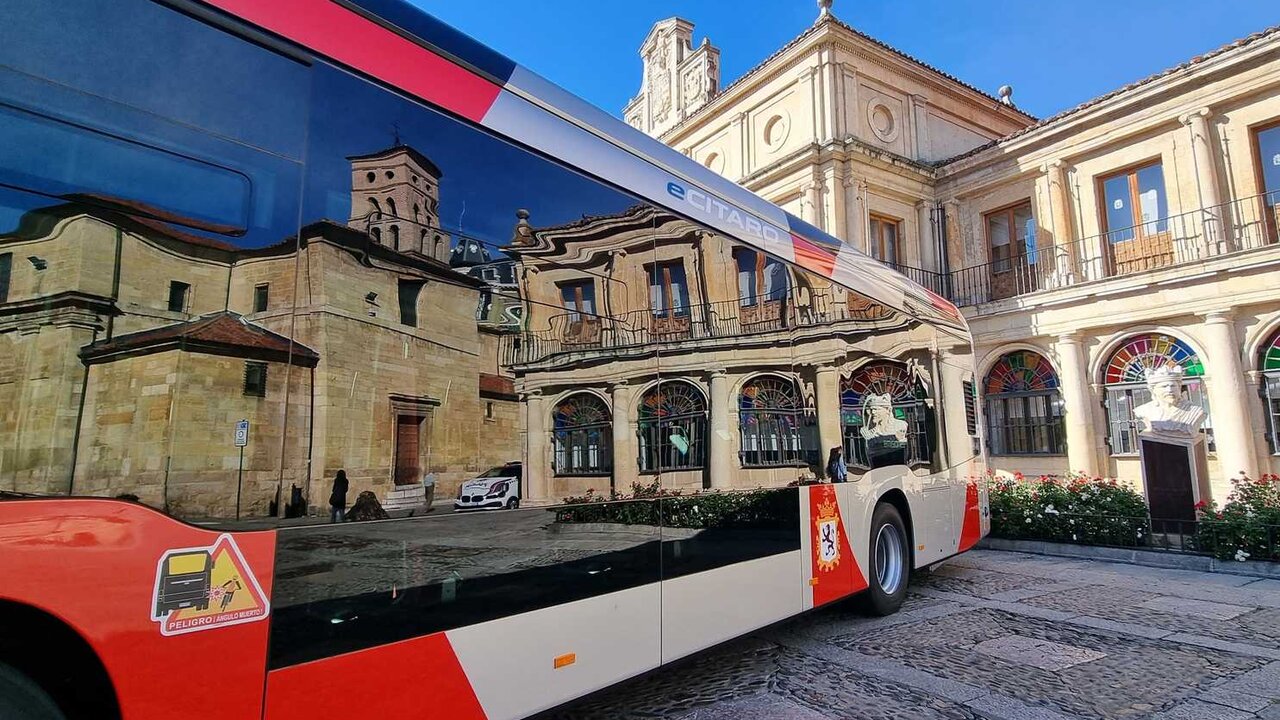 Presentación de un nuevo bus urbano en el Ayuntamiento de León.