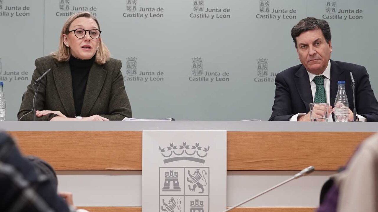 El consejero de Economía y Hacienda y portavoz, Carlos Fernández Carriedo, y la vicepresidenta de la Junta y consejera de Familia e Igualdad de Oportunidades, Isabel Blanco, comparecen en rueda de prensa posterior al Consejo de Gobierno. Foto: Rubén Cacho